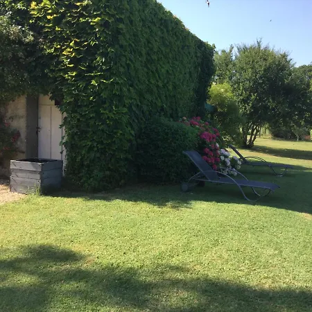 לינה וארוחת בוקר Clos De Bartinquie 3*